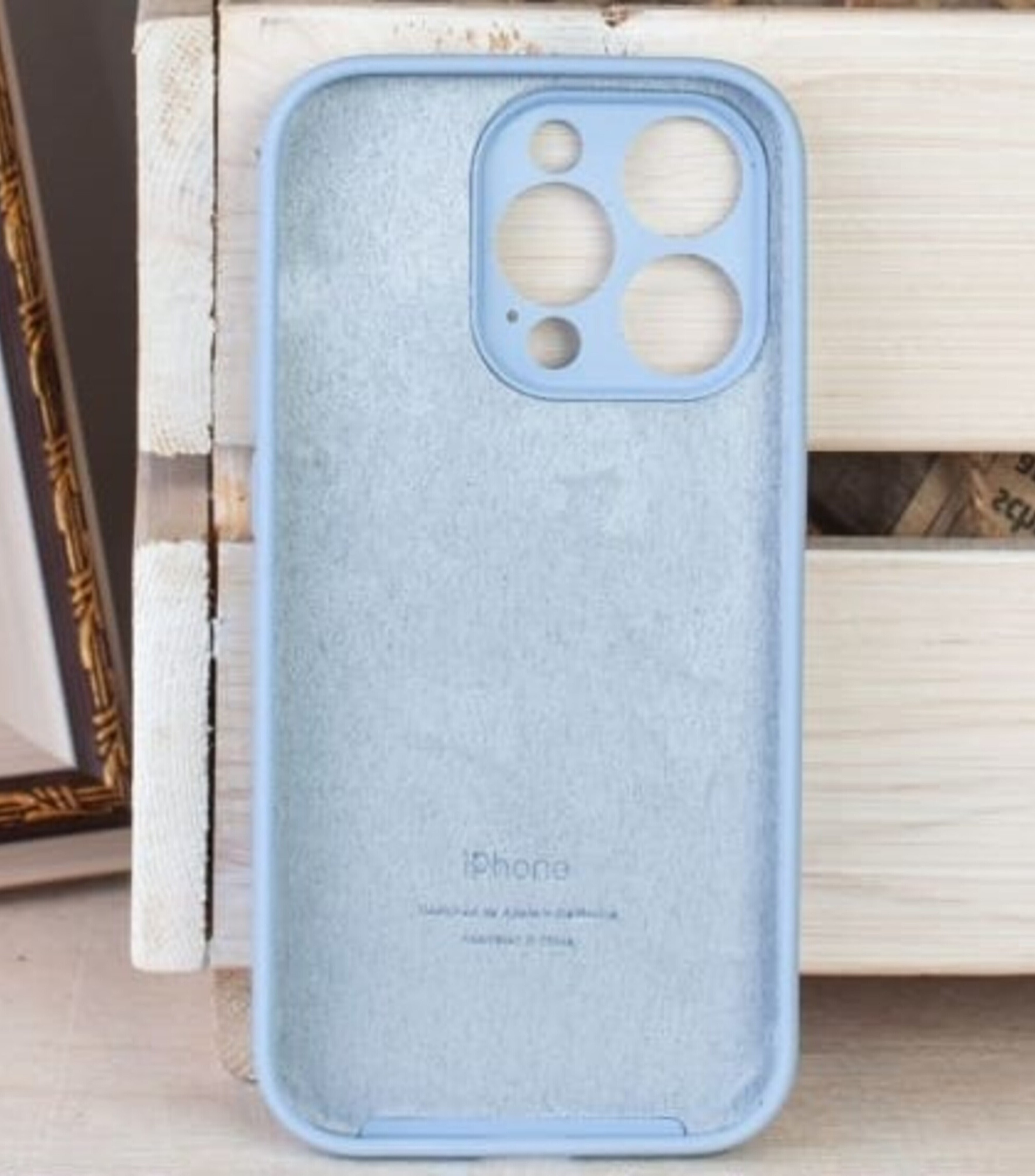 Силиконовый чехол для iPhone 16 Pro с закрытой камерой голубой