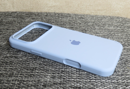 Силиконовый чехол для iPhone 17 Pro Max с открытой камерой голубой