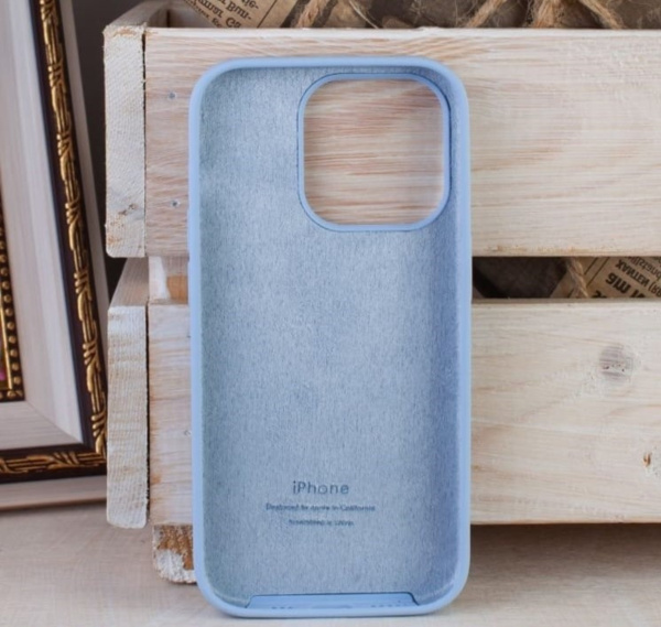 Силиконовый чехол для iPhone 16 Pro с открытой камерой голубой
