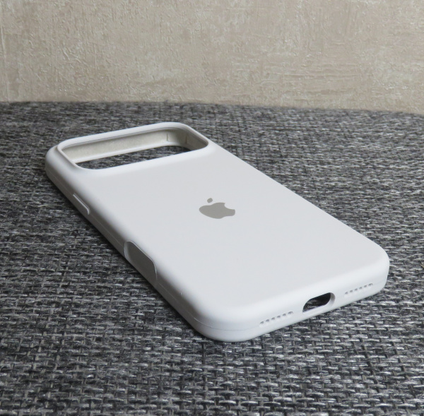 Силиконовый чехол с открытой камерой iPhone 18 Pro Max Белый