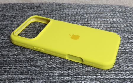 Силиконовый чехол для iPhone 17 Pro с открытой камерой Желтый