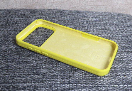 Силиконовый чехол для iPhone 17 Pro с открытой камерой Желтый