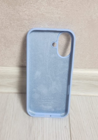 Силиконовый чехол для iPhone 16 Plus с открытой камерой голубой