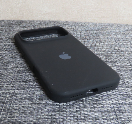 Силиконовый чехол для iPhone 17 Pro с открытой камерой Черный