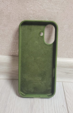 Силиконовый чехол для iPhone 16 с открытой камерой хаки