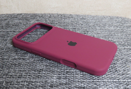 Силиконовый чехол для iPhone 17 Pro с открытой камерой бордовый