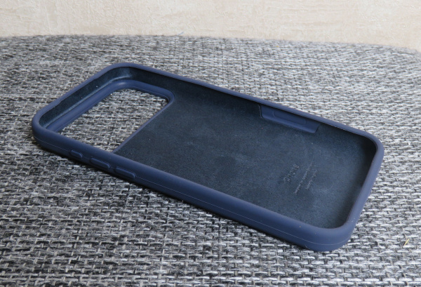 Силиконовый чехол для iPhone 17 Pro с открытой камерой т-синий