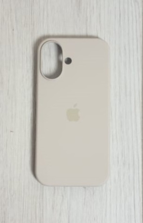 Силиконовый чехол для iPhone 16 с открытой камерой молочный